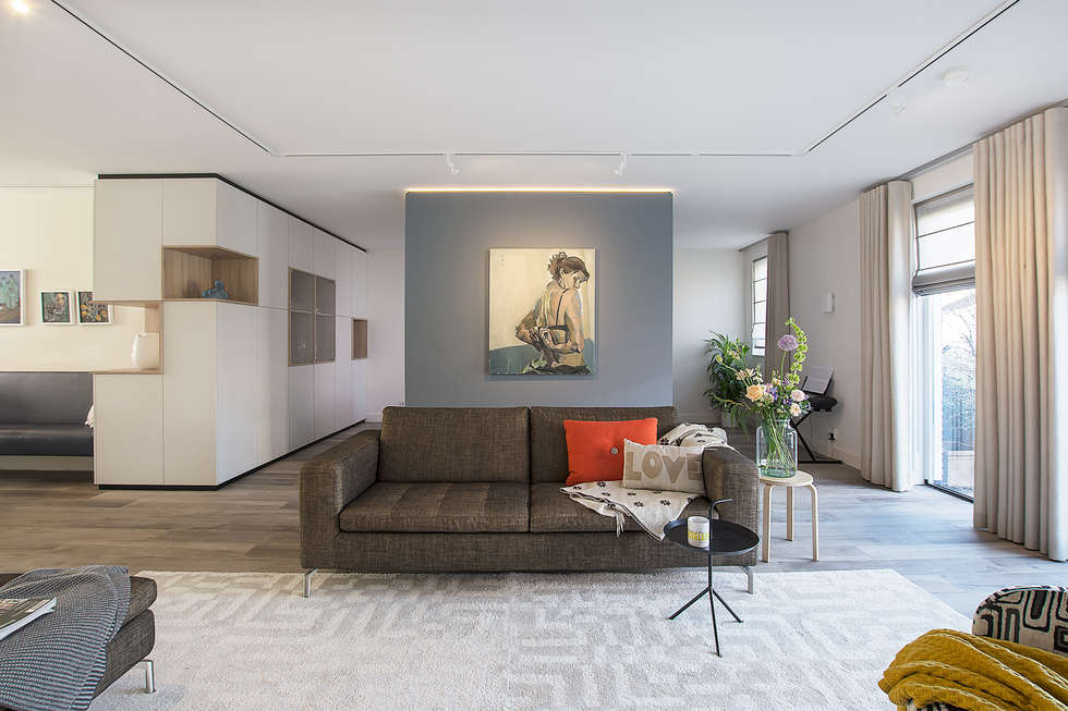 Woonkamer met scheidingswand: moderne woonkamer door stefania ... Woonkamer met scheidingswand: moderne woonkamer door stefania ...