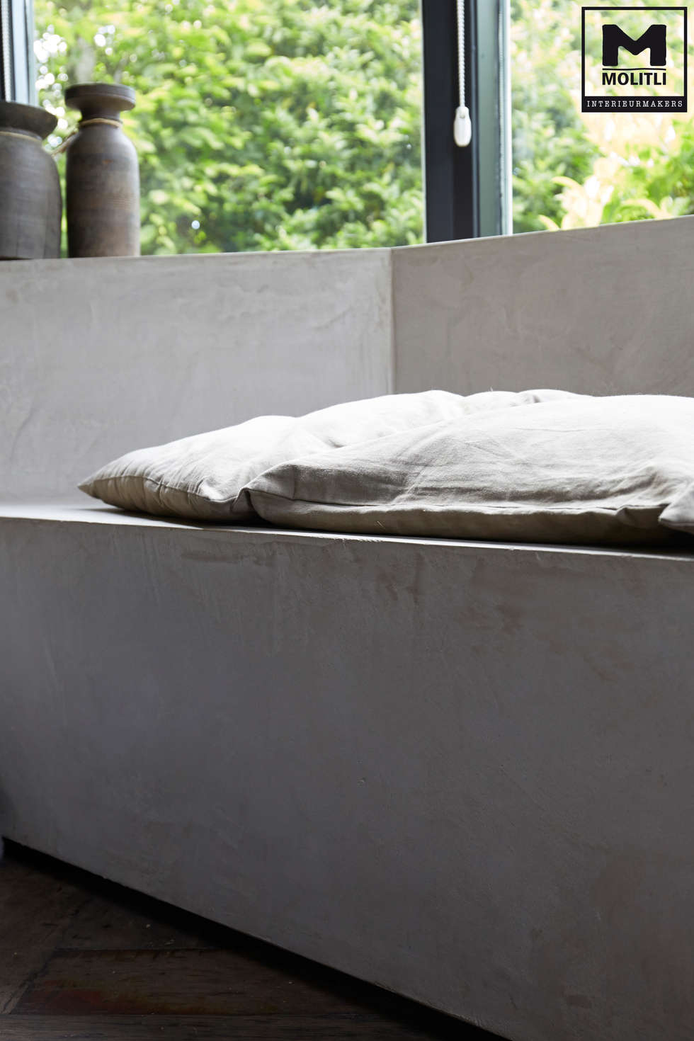 https://images.homify.com/c_fill,f_auto,q_auto:eco,w_980/v1531309601/p/photo/image/2633108/Erker_met_betonstuc_meubel_door_Molitli_Interieurmakers_10.jpg