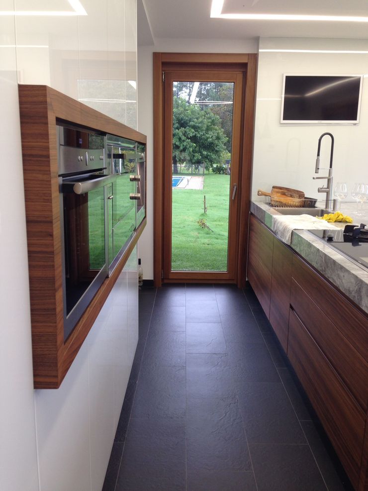 HUGA ARQUITECTOS Cucina in stile rustico