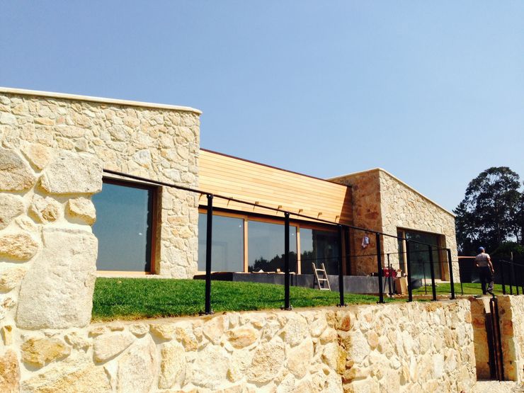 HUGA ARQUITECTOS Case in stile rustico