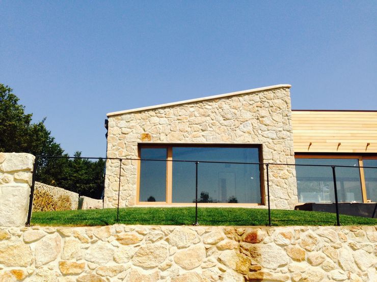 HUGA ARQUITECTOS Case in stile rustico