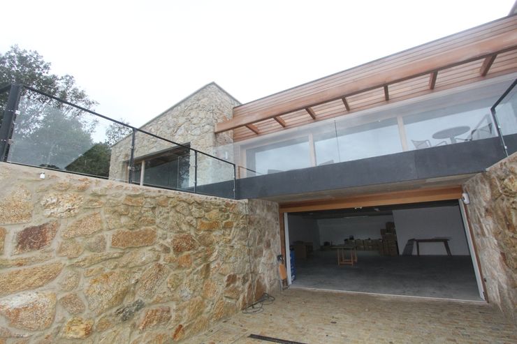 HUGA ARQUITECTOS Case in stile rustico