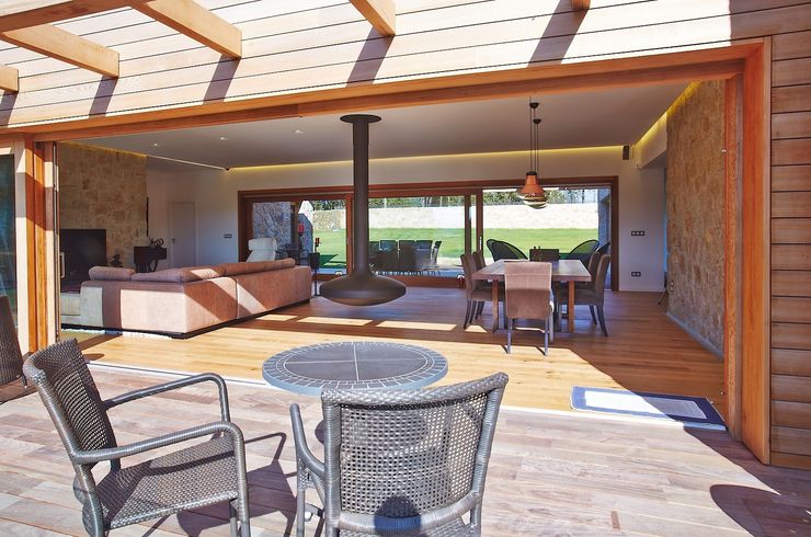 HUGA ARQUITECTOS Balcone, Veranda & Terrazza in stile rustico