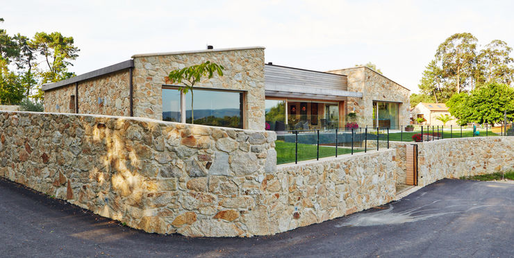 HUGA ARQUITECTOS Case in stile rustico