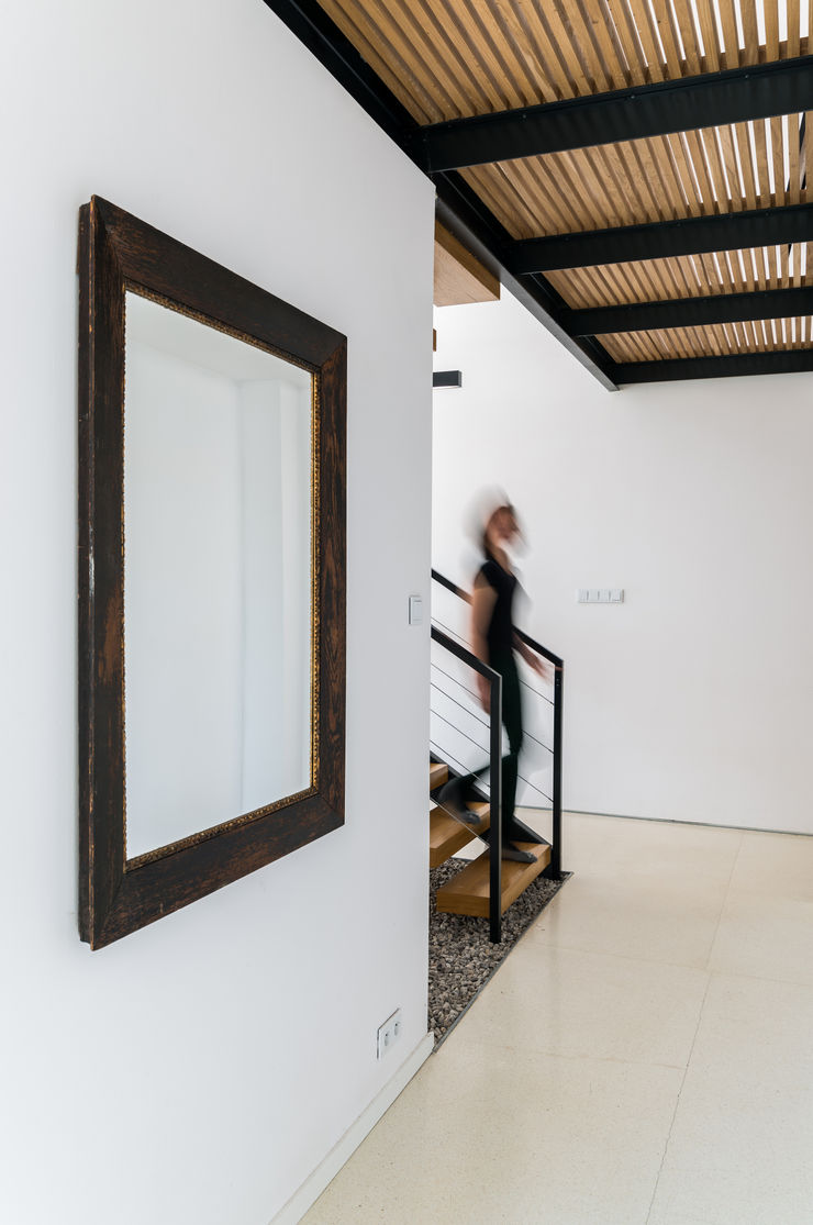 KROPKA STUDIO'S PROJECT Kropka Studio Modern corridor, hallway & stairs