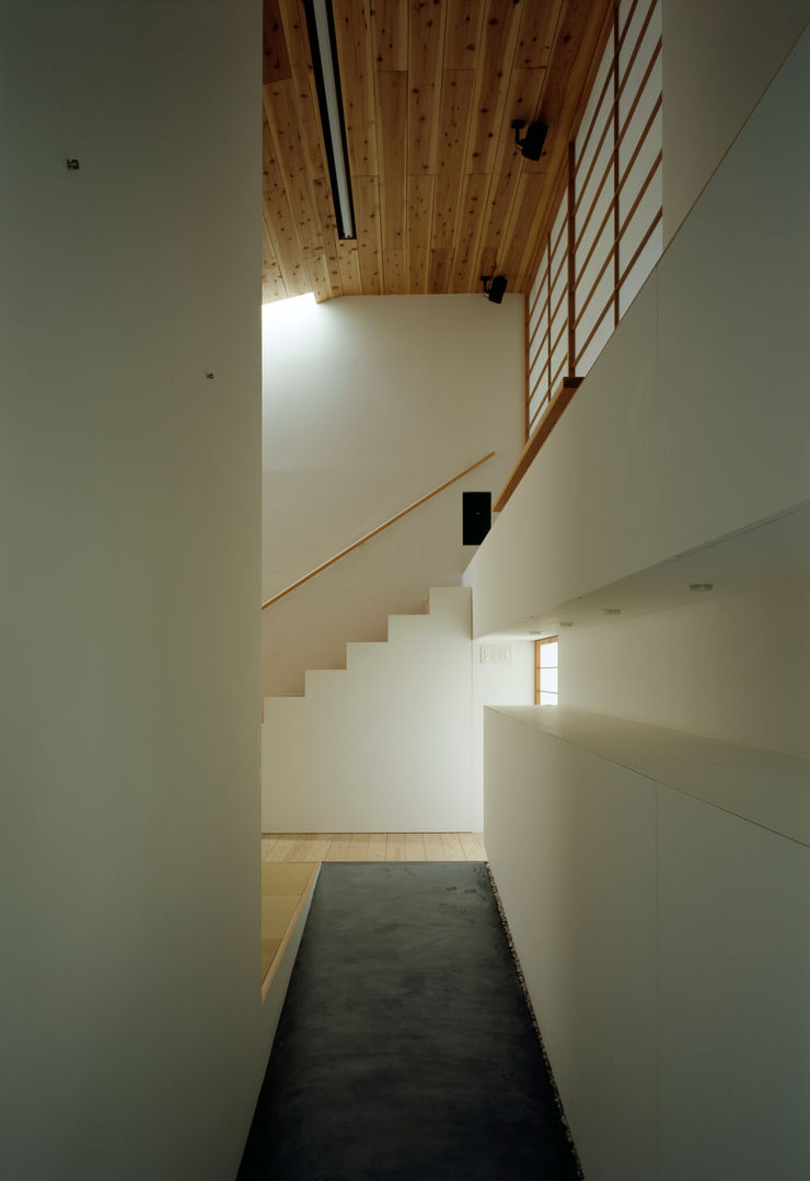 石井秀樹建築設計事務所 Modern Corridor, Hallway and Staircase