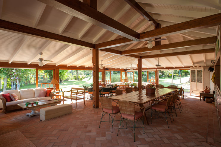 PM Arquitetura Balkon, Beranda & Teras Gaya Rustic