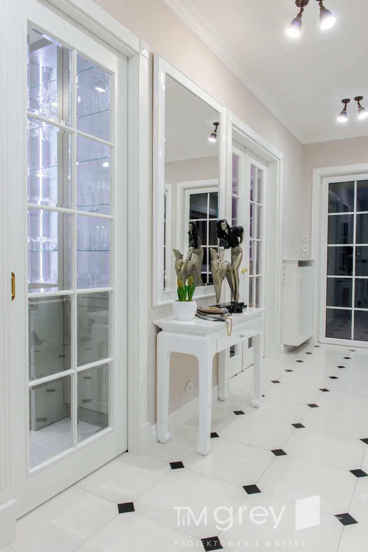 Classic Design – 230m2 TiM Grey Interior Design Klasyczny korytarz, przedpokój i schody