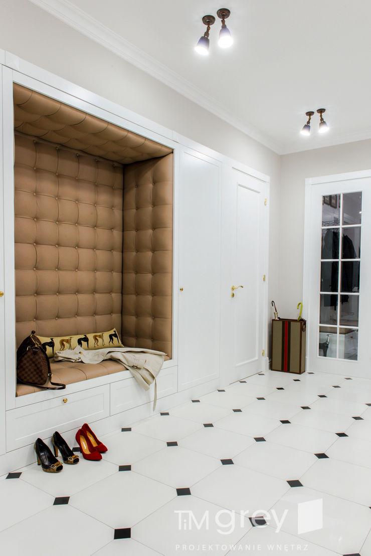 Classic Design – 230m2 TiM Grey Interior Design Klasyczny korytarz, przedpokój i schody