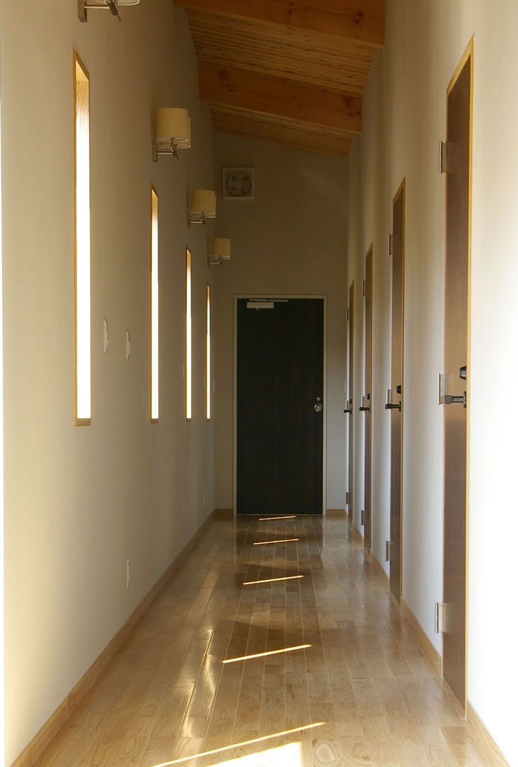 一級建築士事務所アールタイプ Corredores, halls e escadas modernos