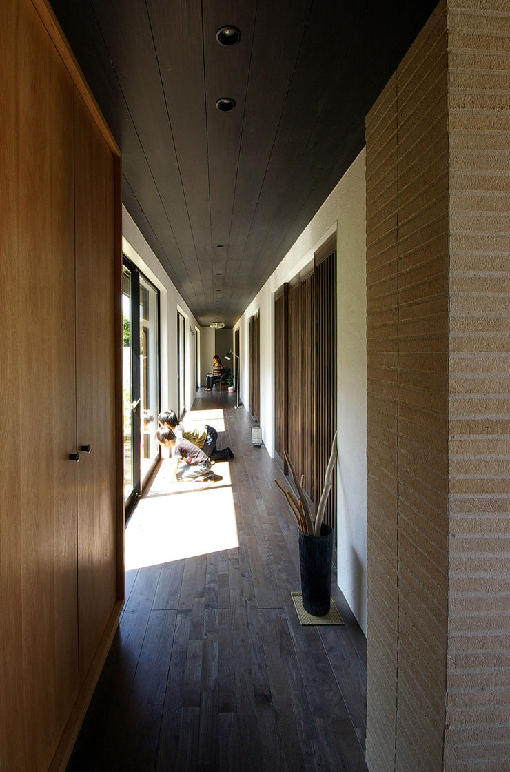 一級建築士事務所アールタイプ Modern corridor, hallway & stairs