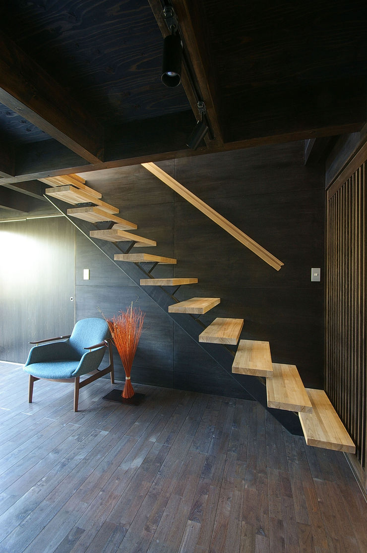 一級建築士事務所アールタイプ Modern corridor, hallway & stairs