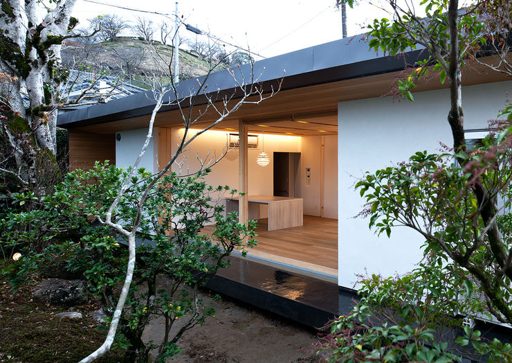 ISDアーキテクト一級建築士事務所 Modern houses Aluminium/Zinc White