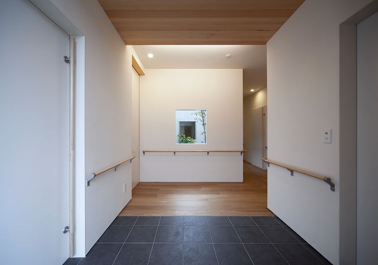 ISDアーキテクト一級建築士事務所 Modern corridor, hallway & stairs Wood White