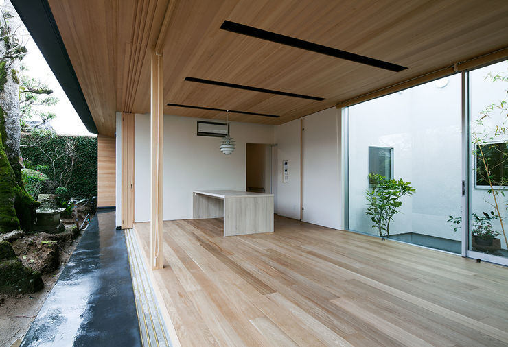 ISDアーキテクト一級建築士事務所 Modern living room Wood White