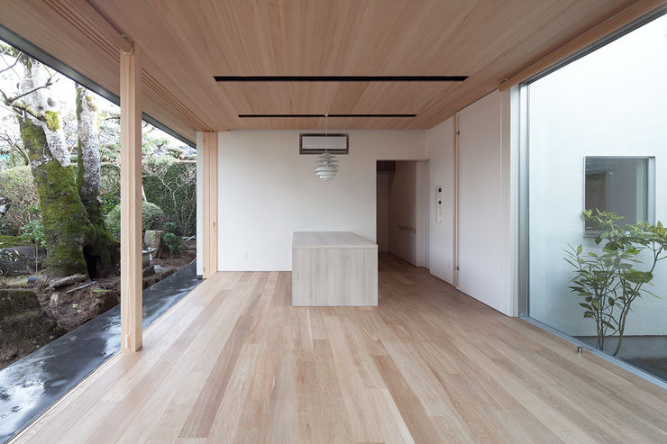 ISDアーキテクト一級建築士事務所 Modern living room Wood White
