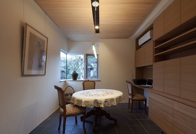 ISDアーキテクト一級建築士事務所 Modern media room Wood White