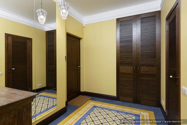 Квартира на Петроградке в колониальном стиле Ольга Кулекина - New Interior Коридор, прихожая и лестница в колониальном стиле Желтый