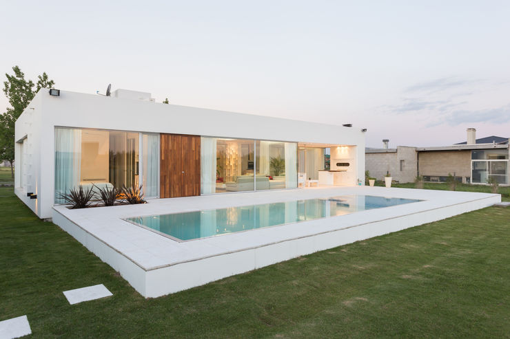 VISMARACORSI ARQUITECTOS Giardino con piscina