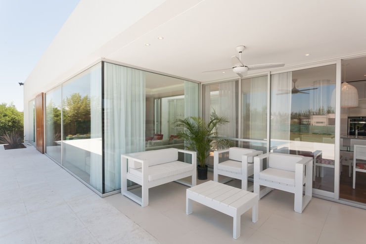 VISMARACORSI ARQUITECTOS Balcone, Veranda & Terrazza in stile moderno
