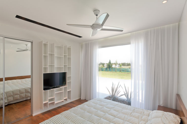 VISMARACORSI ARQUITECTOS Camera da letto moderna