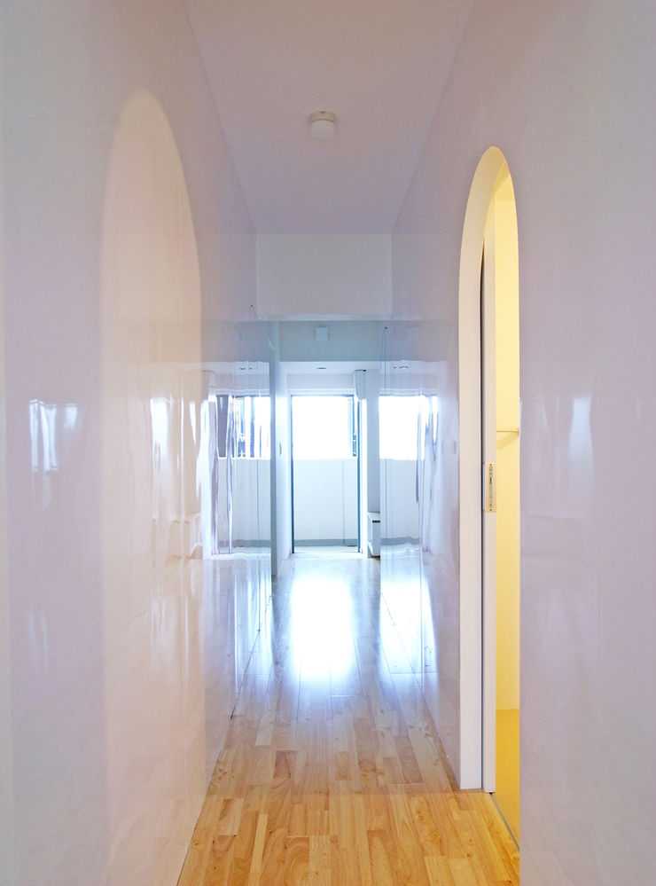 Superimposition House Renovation 高田博章建築設計 Modern Corridor, Hallway and Staircase Wood White