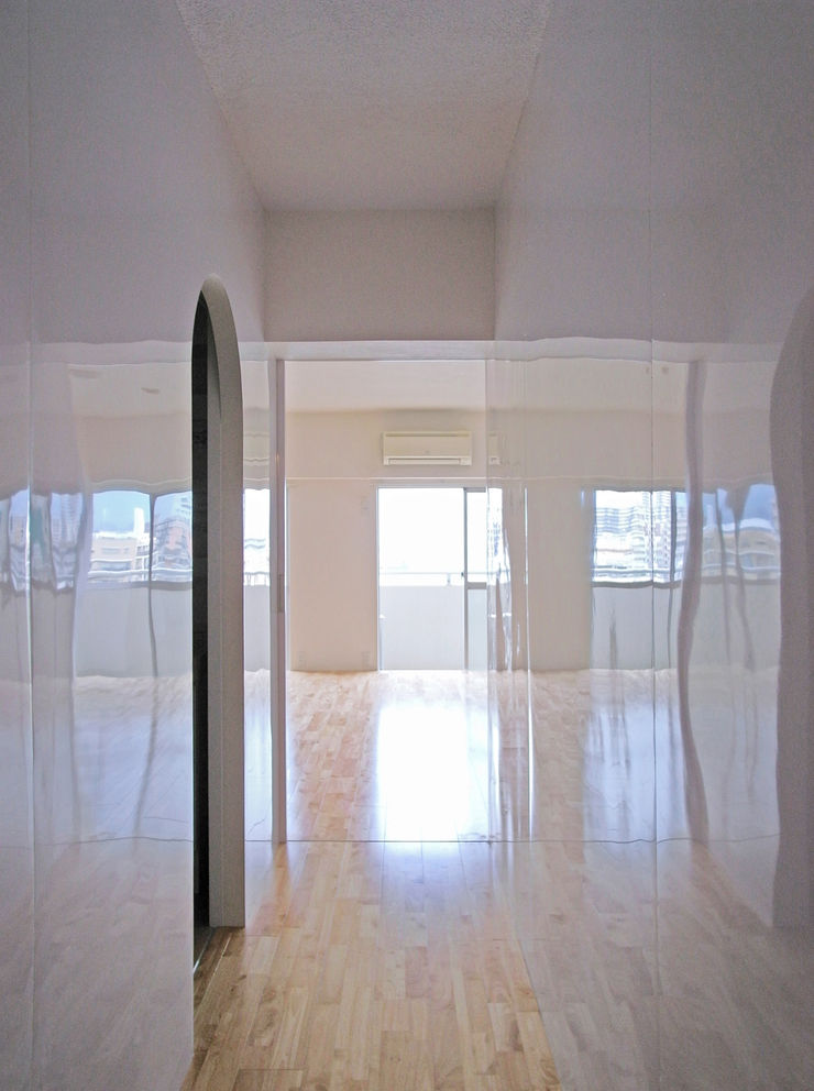 Superimposition House Renovation 高田博章建築設計 Modern Corridor, Hallway and Staircase Wood White