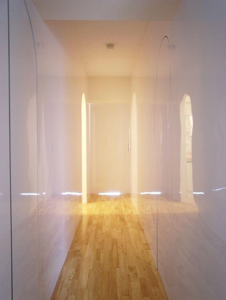 Superimposition House Renovation 高田博章建築設計 Modern Corridor, Hallway and Staircase Wood White