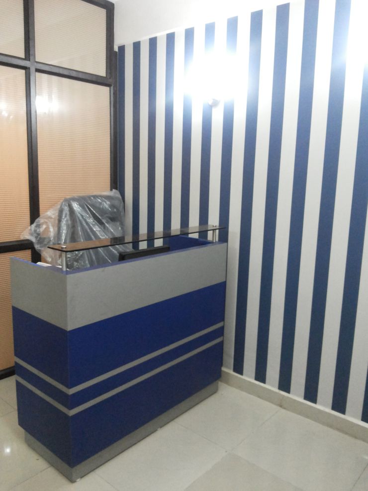 Ajnara Residential Apartment. Decor At Door Tropical style study/office
