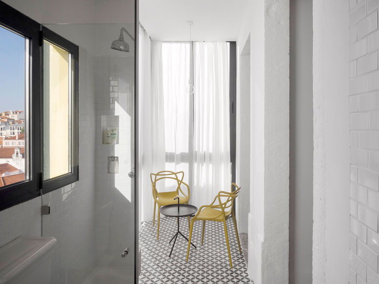 Príncipe real apartment lisbon fala Modern Corridor, Hallway and Staircase