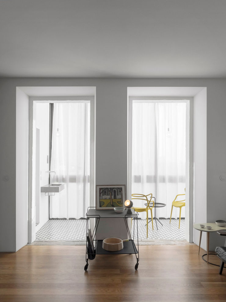 Príncipe real apartment lisbon fala Modern Corridor, Hallway and Staircase