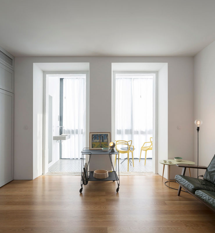 Príncipe real apartment lisbon fala Modern Corridor, Hallway and Staircase