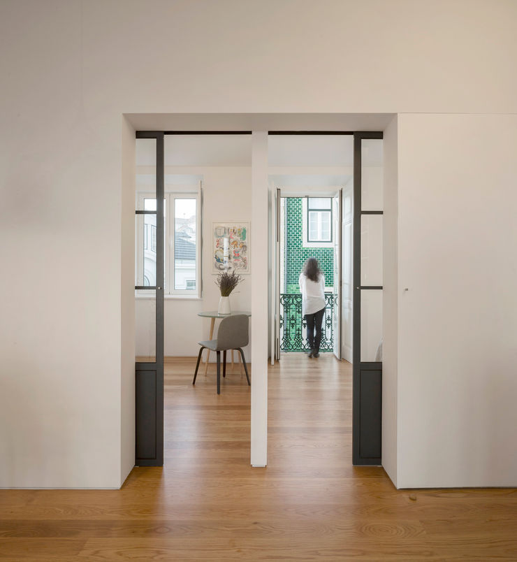 Príncipe real apartment lisbon fala Modern Corridor, Hallway and Staircase