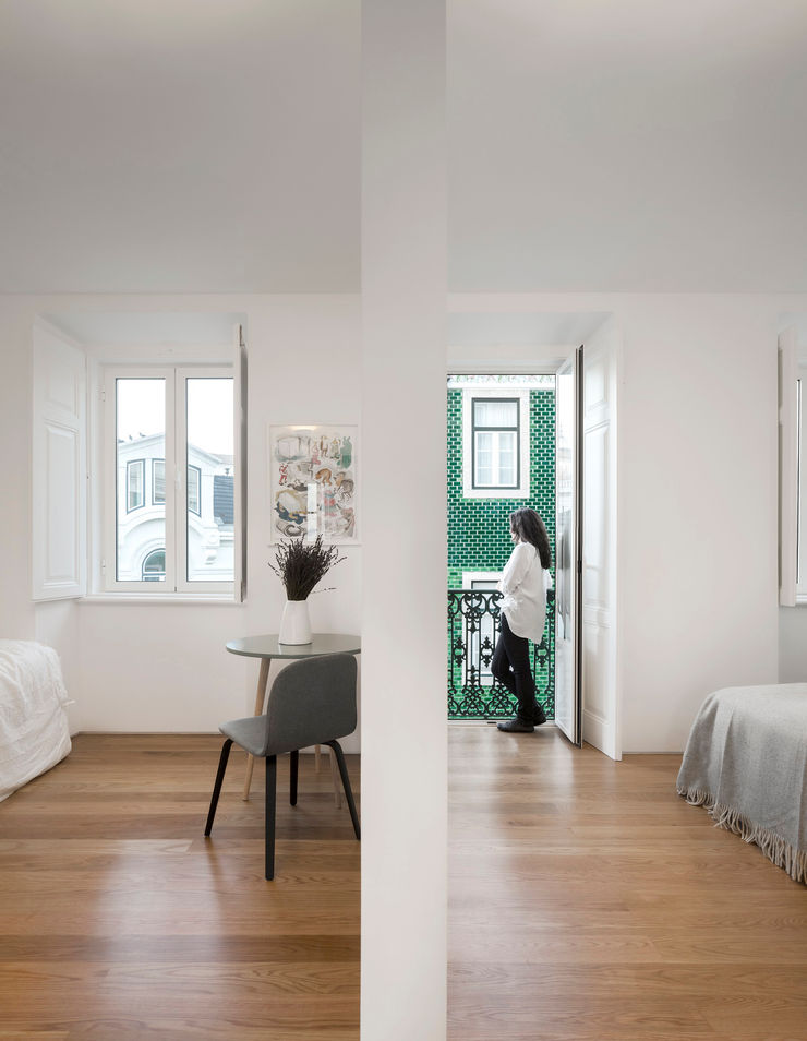 Príncipe real apartment lisbon fala Modern Corridor, Hallway and Staircase