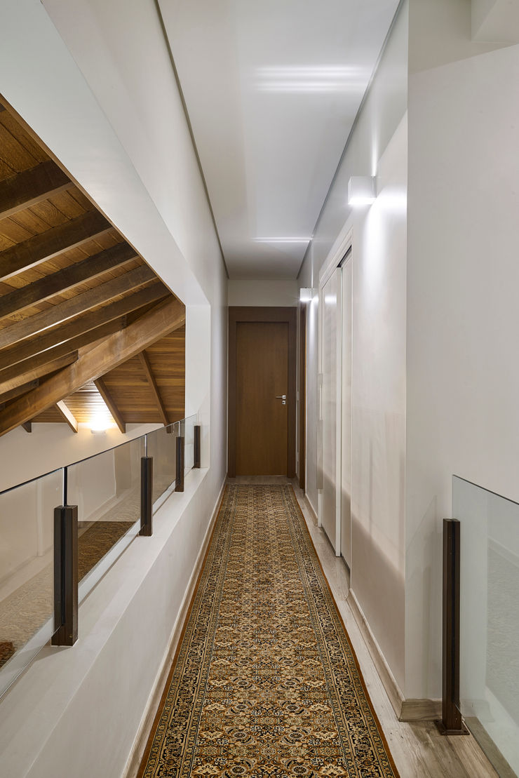 Isabela Canaan Arquitetos e Associados Modern corridor, hallway & stairs