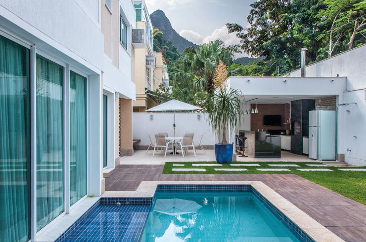 RESIDENCIA FAMILIAR SÃO CONRADO RJ AR Arquitetura & Interiores Modern Pool