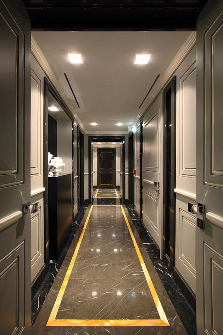 Progetto Spagnulo & Partners Modern corridor, hallway & stairs