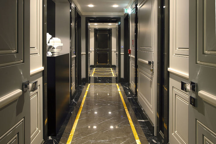 Progetto Spagnulo & Partners Modern corridor, hallway & stairs