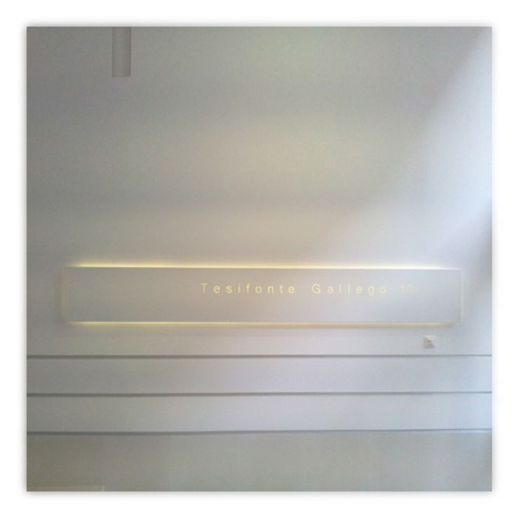 Portal tesifonte torradoarquitectura Moderner Flur, Diele & Treppenhaus