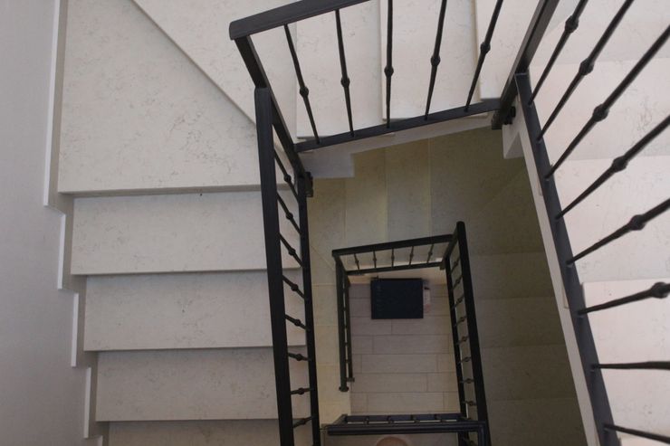 Realizzazioni Adami|Zeni Ingegneria e Architettura Ingresso, Corridoio & Scale in stile moderno