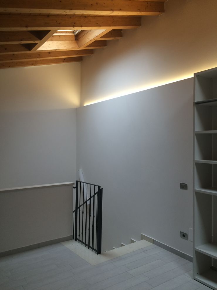 Realizzazioni Adami|Zeni Ingegneria e Architettura Ingresso, Corridoio & Scale in stile moderno