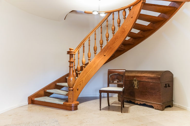 Staging einer Villa zum Verkauf Home Staging Gabriela Überla Klassischer Flur, Diele & Treppenhaus