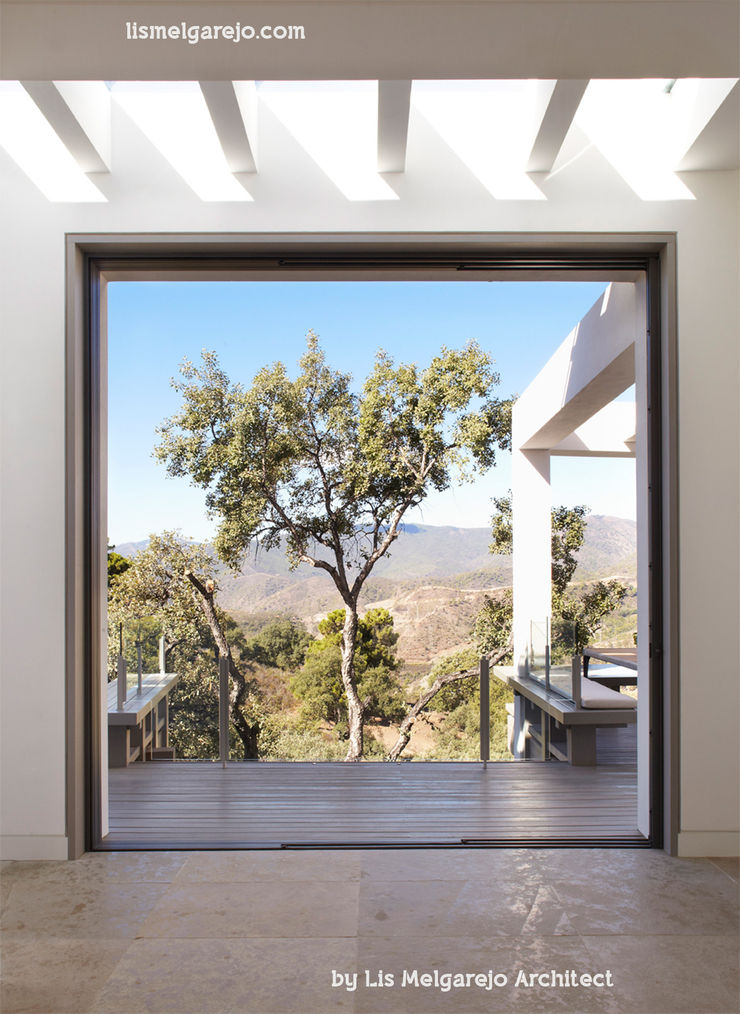 Lis Melgarejo Arquitectura Modern corridor, hallway & stairs