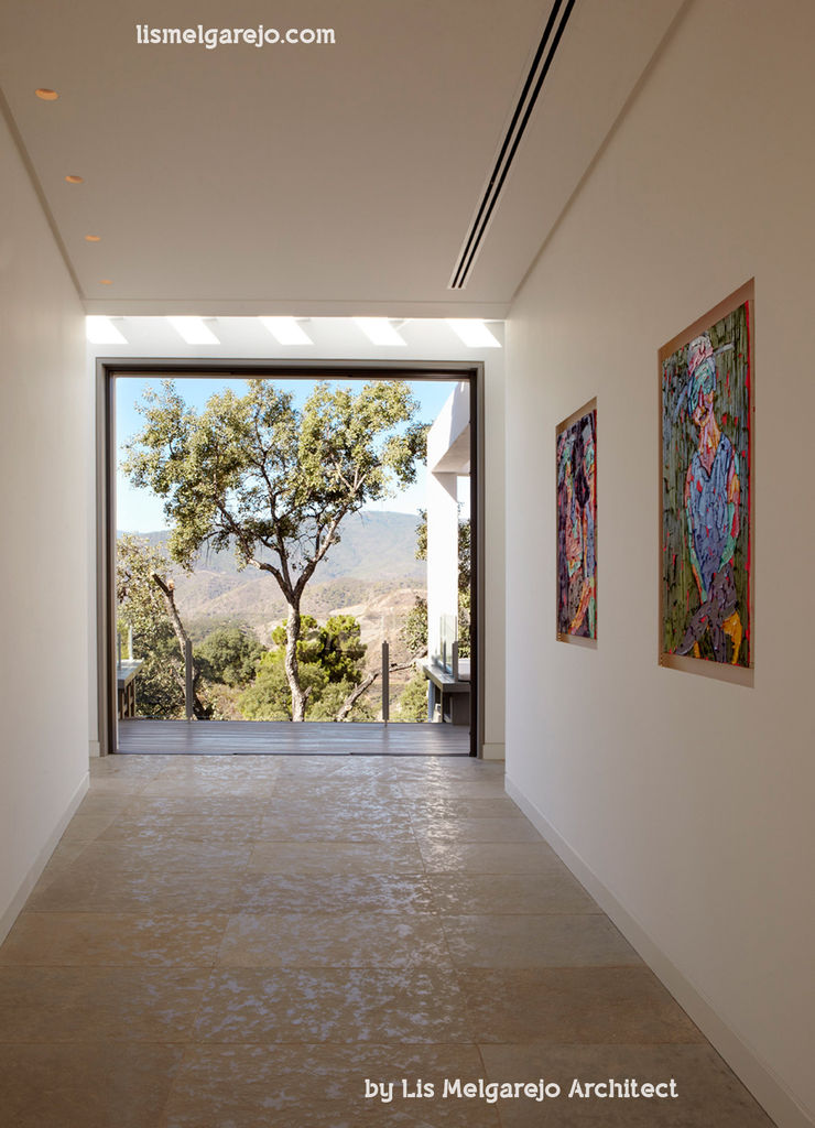 Lis Melgarejo Arquitectura Modern corridor, hallway & stairs