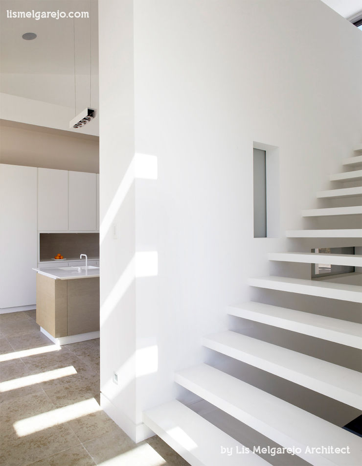 Lis Melgarejo Arquitectura Modern corridor, hallway & stairs