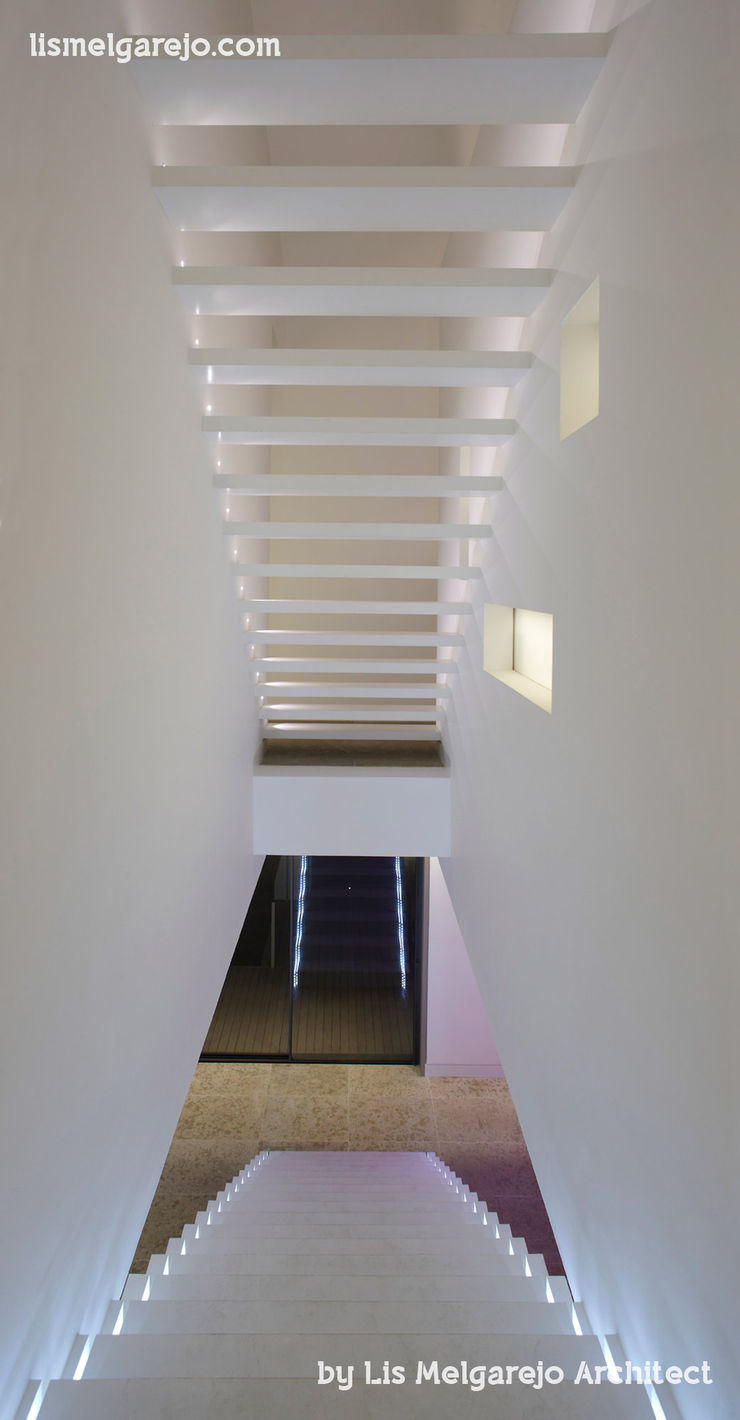 Lis Melgarejo Arquitectura Modern corridor, hallway & stairs