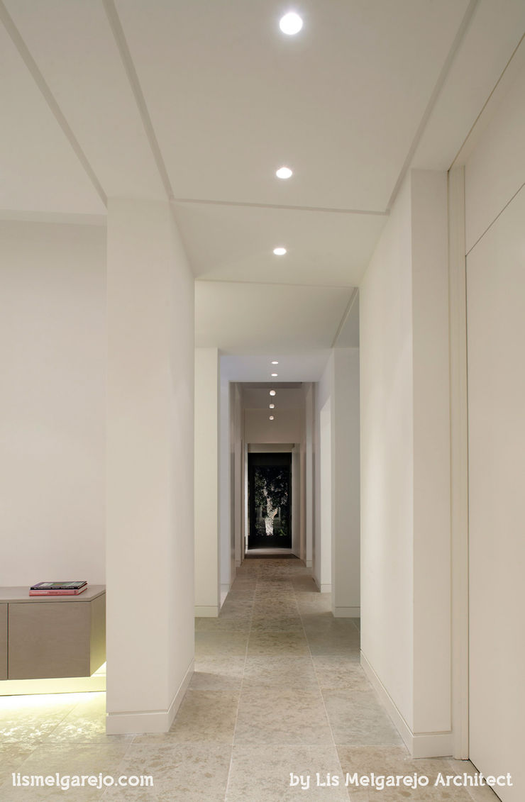 Lis Melgarejo Arquitectura Modern corridor, hallway & stairs