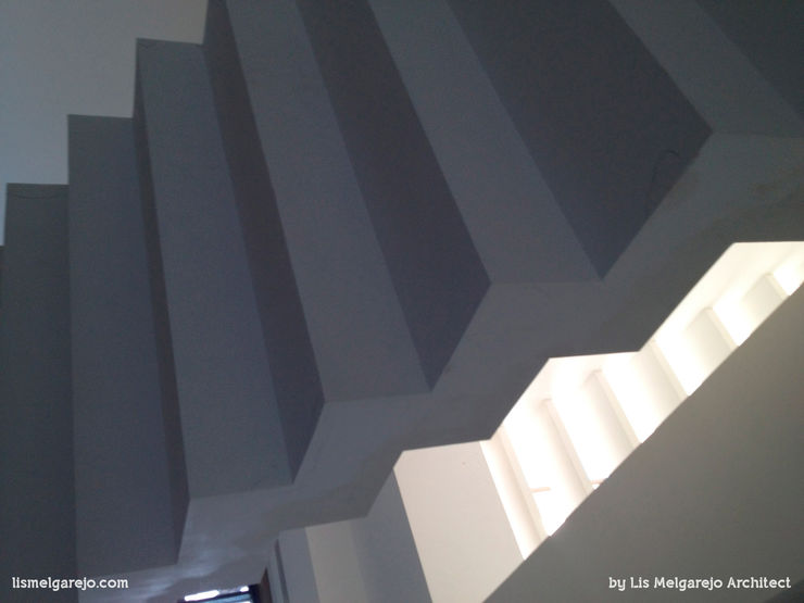 Lis Melgarejo Arquitectura Modern corridor, hallway & stairs