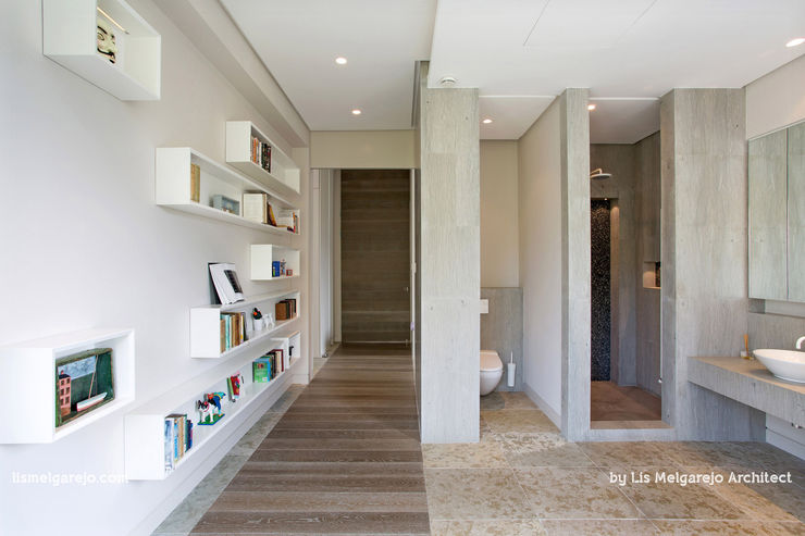 Lis Melgarejo Arquitectura Modern corridor, hallway & stairs