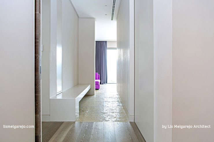 Lis Melgarejo Arquitectura Modern corridor, hallway & stairs